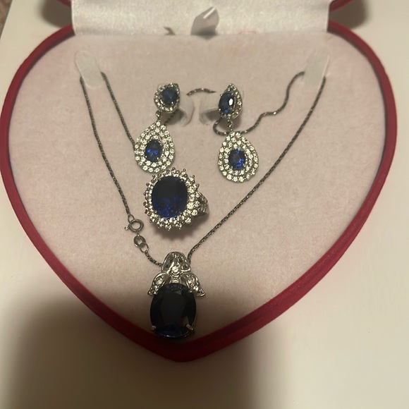 Jewelry set 
Earrings, rings and necklaces - Picture 1 of 4